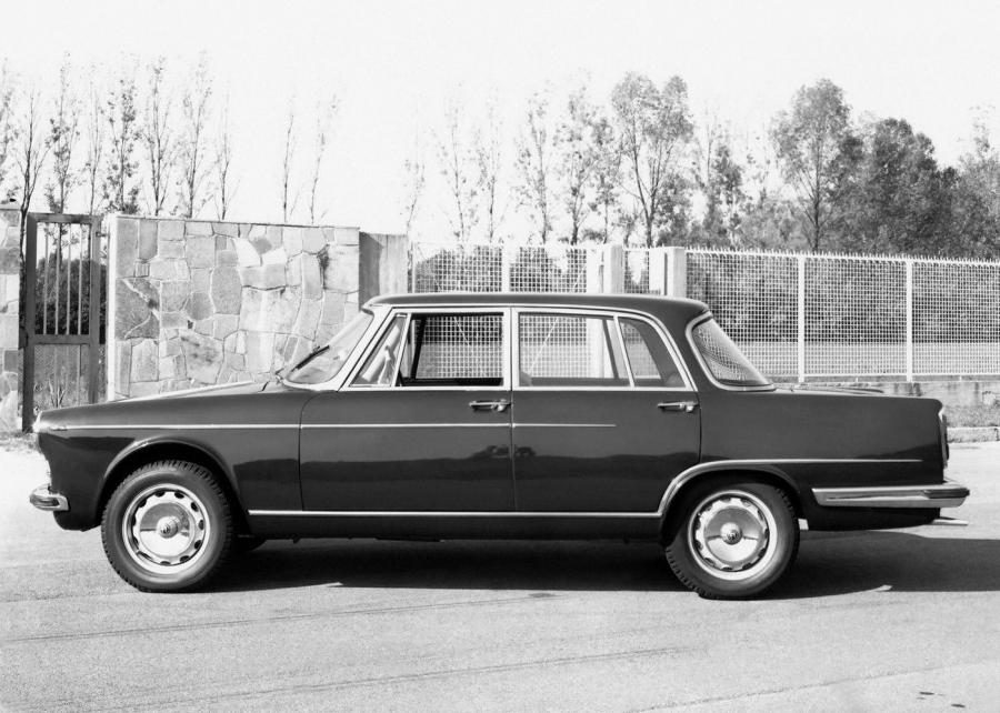  Alfa Romeo 2600 Berlina (106) 1962 года  (фото 3 из 8)